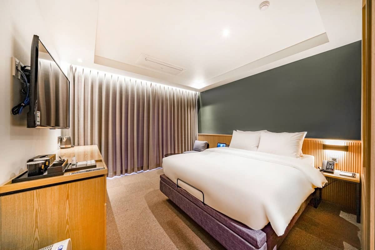 Deluxe Double - OTT services free viewing, Latex motion bed, Bathtub, Safe, Free parking | Ropa de cama de alta calidad y edredones de plumas