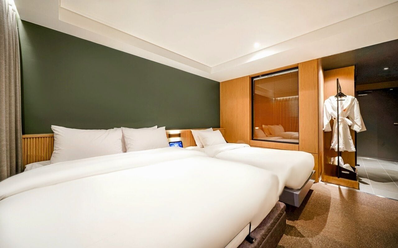 Deluxe Twin - OTT services free viewing, Latex motion bed, Bathtub, Safe, Free parking | Hochwertige Bettwaren, Daunenbettdecken