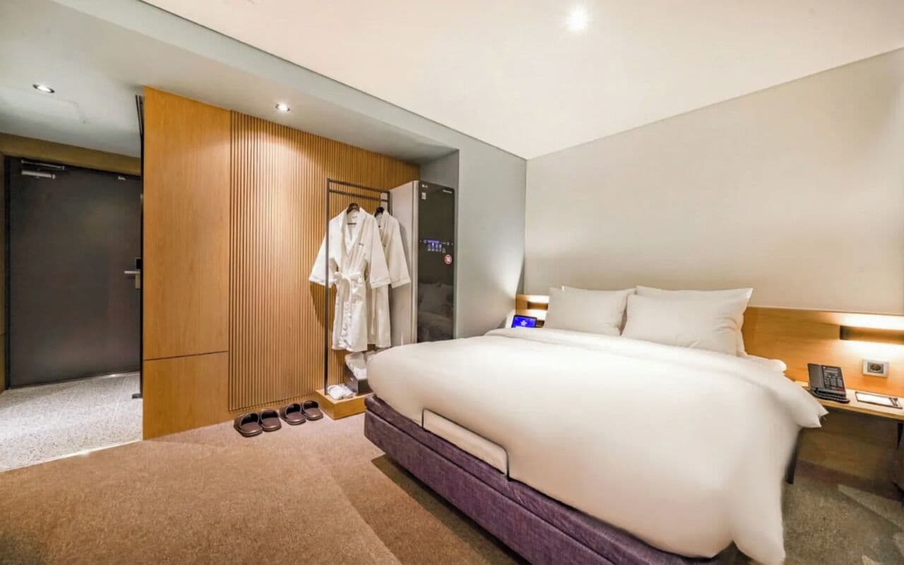 Standard Double - OTT free viewing, Latex motion bed, Bathtub, Safe, Free parking | Hochwertige Bettwaren, Daunenbettdecken