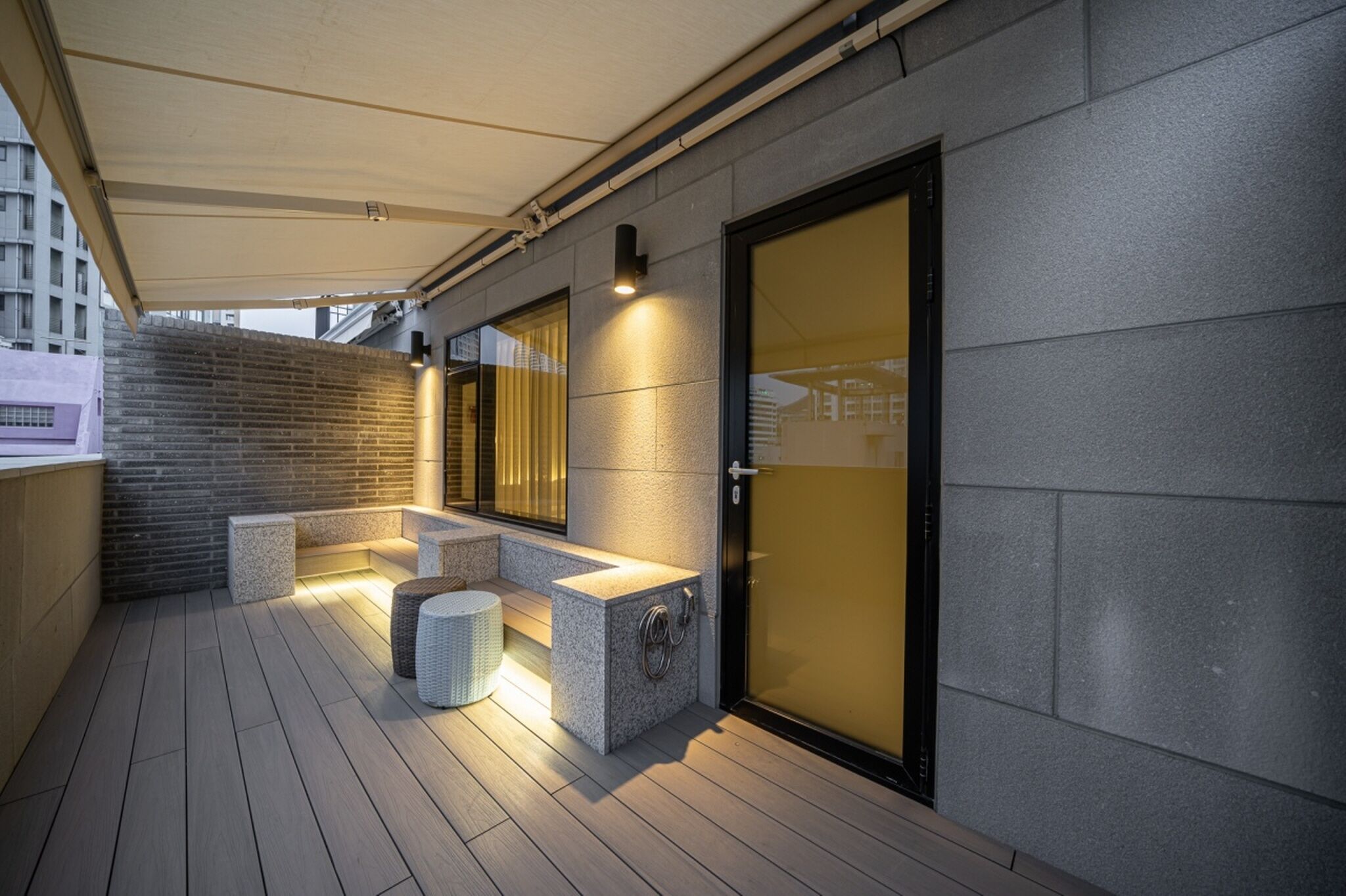  디럭스 더블 테라스 - OTT 6 종(넷플,디즈니)등 무료시청 l 라텍스 메포리폼 I 모션베드 I 전동커튼 I 음성인식 기가지니 I 스타일러 I 욕조 I 금고 I 무료주차 | 고급 침구, 오리/거위털 이불, 메모리폼 침대, 객실 내 금고