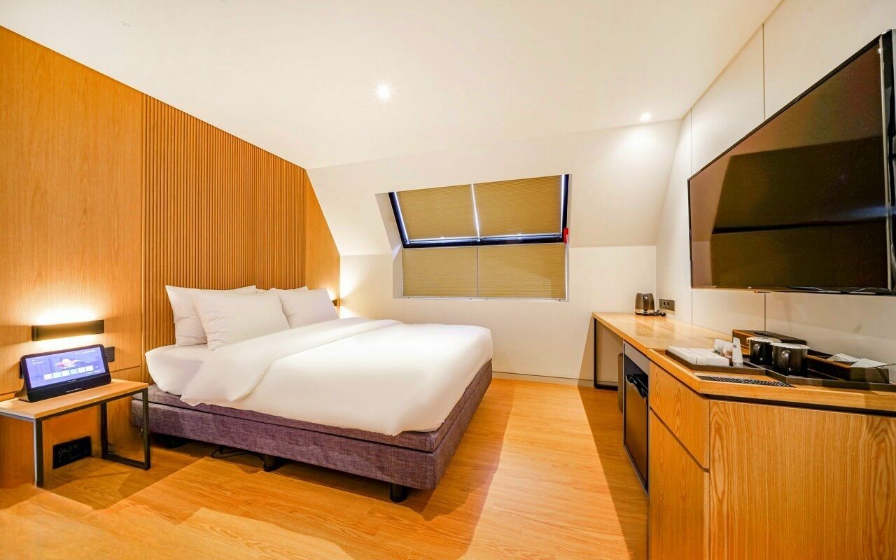 Deluxe Double Styler - OTT services free viewing, Latex motion bed, Bathtub, Safe, Free parking | Hochwertige Bettwaren, Daunenbettdecken