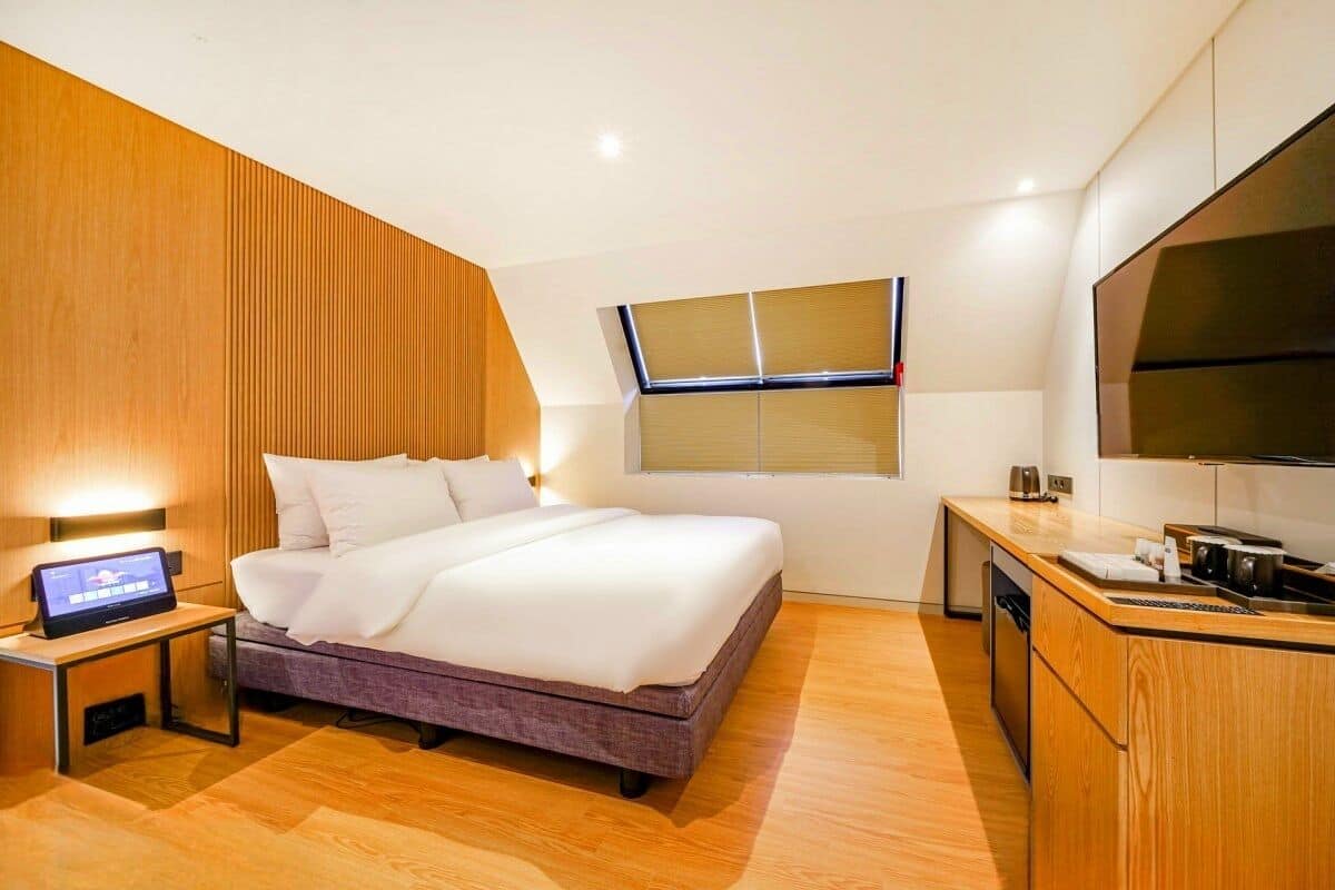 Deluxe Double Styler - OTT services free viewing, Latex motion bed, Bathtub, Safe, Free parking | Hochwertige Bettwaren, Daunenbettdecken