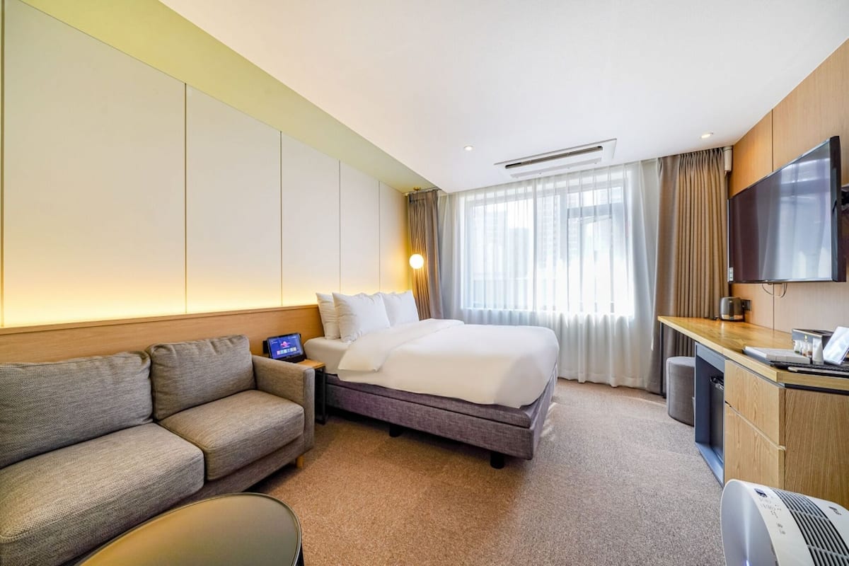 Deluxe Double Terrace - OTT services free viewing, Latex motion bed, Bathtub, Safe, Free parking | Ropa de cama de alta calidad y edredones de plumas