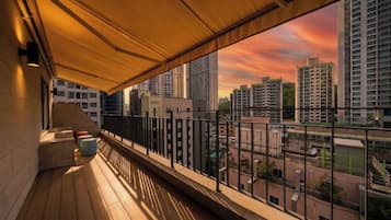 Suite karaoke Twin Terrace -OTT services free viewing, Latex motion bed, Bathtub, Safe, Free parking | 露台/庭院