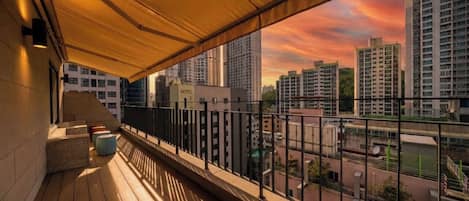 Suite karaoke Twin Terrace -OTT services free viewing, Latex motion bed, Bathtub, Safe, Free parking | Terrace/patio