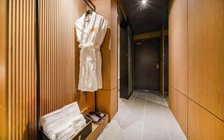 高級寢具、羽絨被、記憶棉床墊、房內夾萬