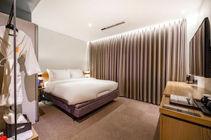 Standard Double - OTT free viewing, Latex motion bed, Bathtub, Safe, Free parking | Ropa de cama de alta calidad y edredones de plumas