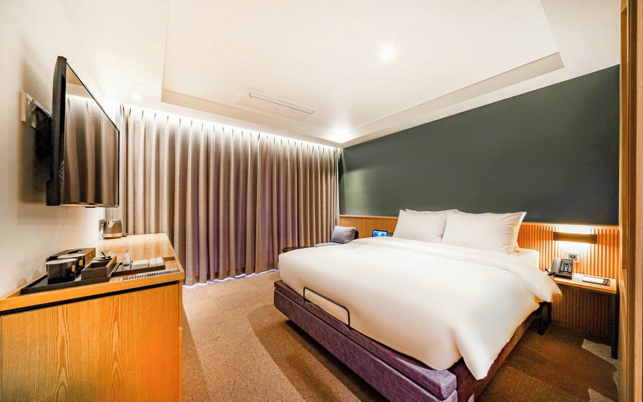 Deluxe Double - OTT services free viewing, Latex motion bed, Bathtub, Safe, Free parking | Hochwertige Bettwaren, Daunenbettdecken