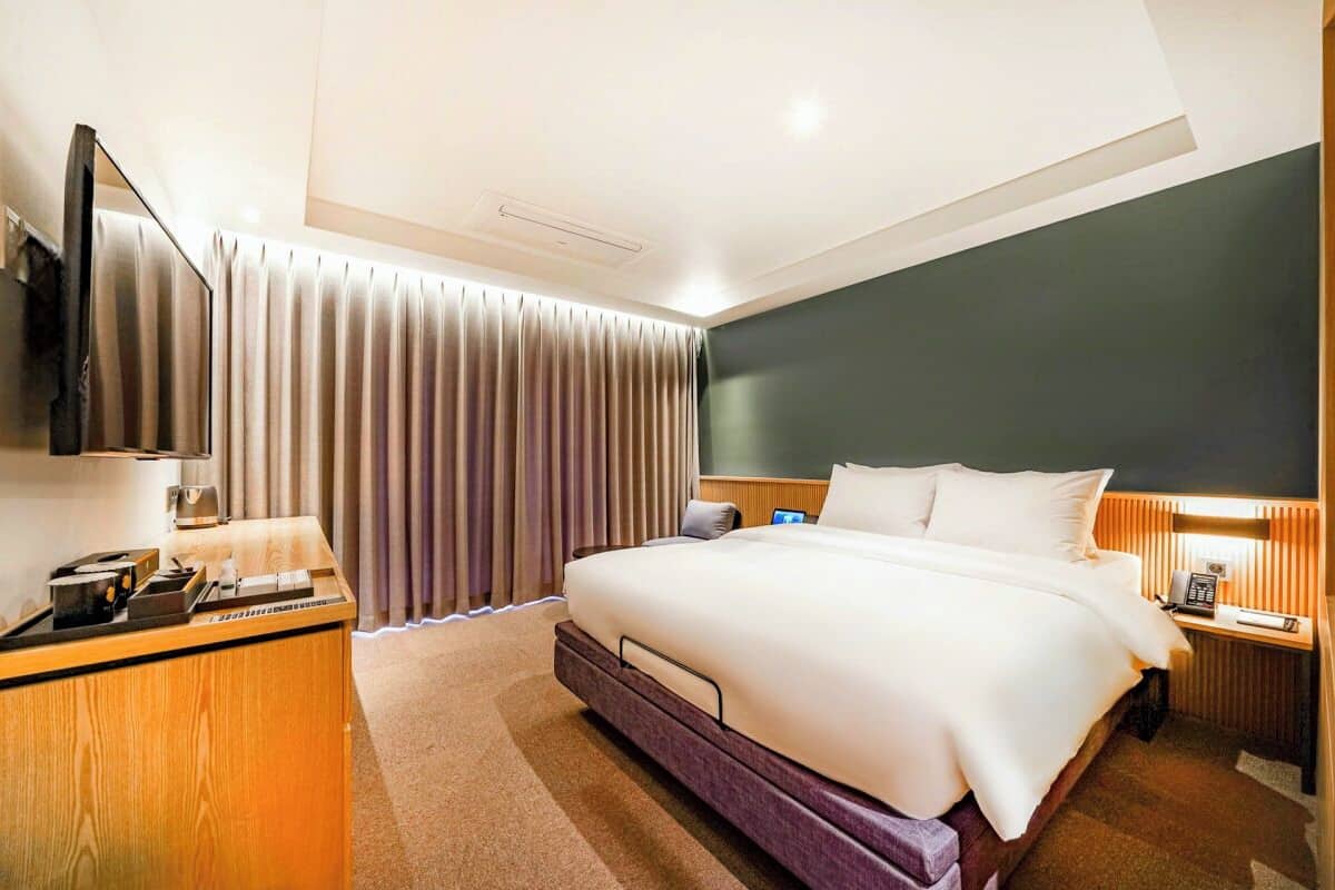 Deluxe Double - OTT services free viewing, Latex motion bed, Bathtub, Safe, Free parking | Hochwertige Bettwaren, Daunenbettdecken