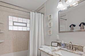 Ensemble douche/baignoire, sĂšche-cheveux, serviettes fournies, shampoing