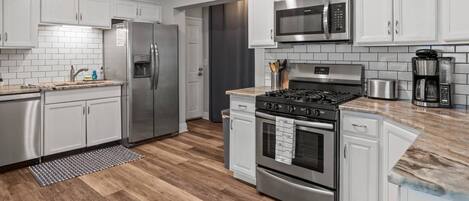 Refrigerador, microondas, horno y parrilla de estufa