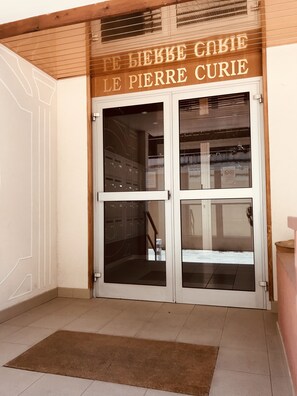 تفاصيل الفندق من الخارج