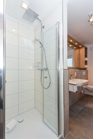 Douche, sèche-cheveux, serviettes fournies