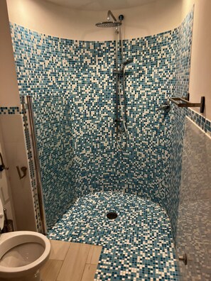 SĂšche-cheveux, serviettes fournies, savon, papier toilette