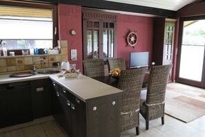 Kühlschrank, Mikrowelle, Ofen, Geschirrspüler