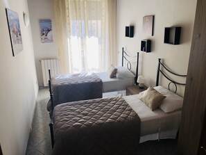 4 makuuhuonetta, silitysrauta/-lauta, vauvan matkasänky, ilmainen Wi-Fi