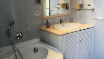Duschwanne, Haartrockner, Bidet, HandtĂŒcher