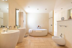 Bathtub, bidet, towels - Comfortable holiday home  with private pool in Altea, on the Costa Blanca, Spain for 8 persons (Altea)