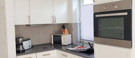 Een koelkast, een magnetron, een oven, een vaatwasser