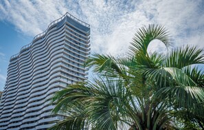 Ein Hochhaus mit einer gewölbten Fassade und Balkonen.