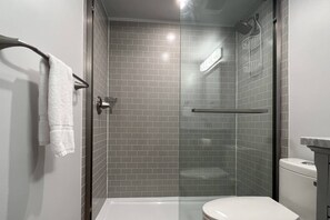 Dusche, Haartrockner, Handtücher, Shampoo