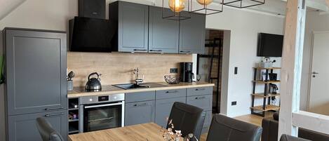 Fridge, oven, stovetop, dishwasher