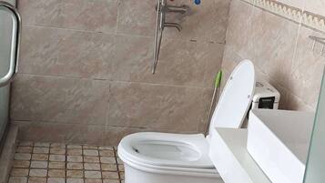 Dusche, Haartrockner, Hausschuhe, Handtücher