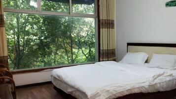 Schreibtisch, Verdunkelungsvorhänge, kostenloses WLAN, Bettwäsche