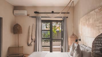 Exclusive Garden Suite | ๋ฉ๋ชจ๋ฆฌํผ ์นจ๋, ๊ฐ์ค ๋ด ๊ธ๊ณ , ์ฑ
์, ๋
ธํธ๋ถ ์์
๊ณต๊ฐ