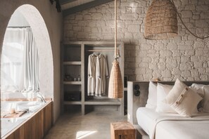 Exclusive Jakuzzi Suite | 記憶棉床墊、房內夾萬、書桌、手提電腦工作空間