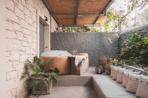 Exclusive Garden Suite | Bedden met traagschuimmatras, een kluis op de kamer, een bureau