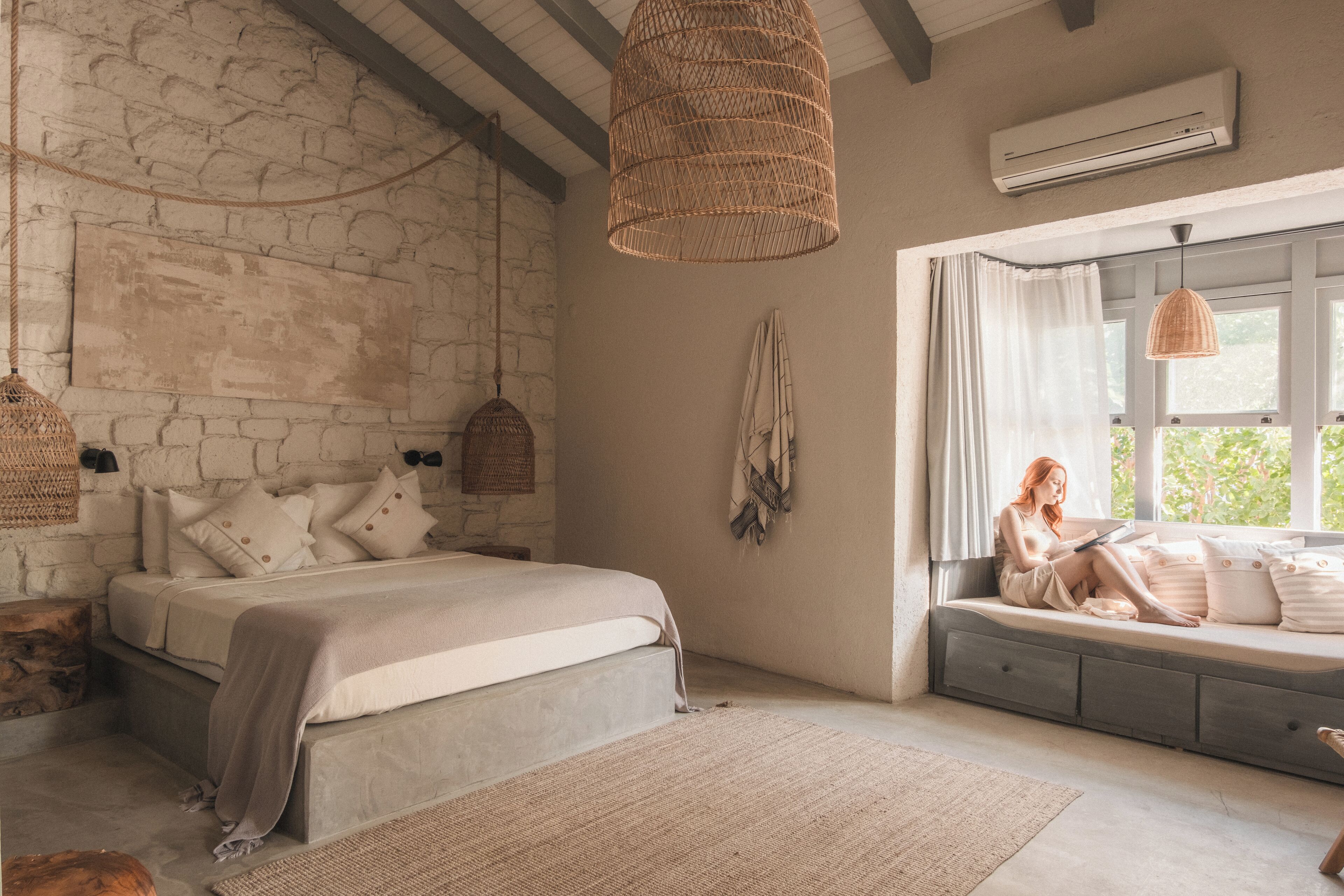 أسرّة بإسفنج يتكيف مع شكل الجسم وخزنة داخل الغرفة ومكتب