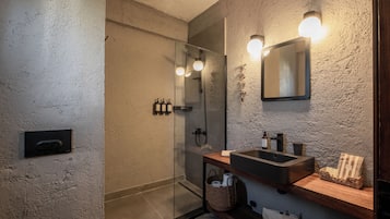 Corner Suite Room | Kylpyhuone | Poreamme, hierova suihkupää, hiustenkuivaaja, tohvelit