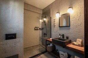 Corner Suite Room | 浴室 | 按摩浴缸、水療按摩蓮蓬頭、吹風機、拖鞋