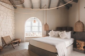 Corner Suite Room | Bedden met traagschuimmatras, een kluis op de kamer, een bureau