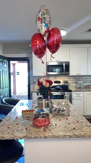 Frigorifero, microonde, forno, piano cottura