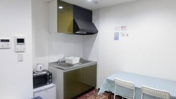 Basic Room | Private kitchenette | Fridge, microwave, stovetop, griddle