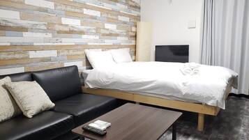 Family Room | Desk, free WiFi