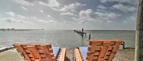 På stranden