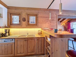 Kahvin-/teenkeitin, jääkaappi, mikroaaltouuni, uuni
