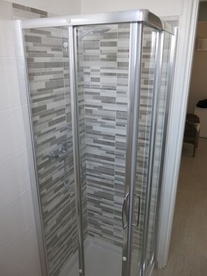 Dusche, Bidet, Handtücher, Seife