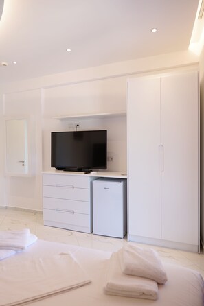 Comfort Triple Room | Hypo-allergenic bedding available, desk, blackout drapes, soundproofing - Lumi Hotel (Sarandë)