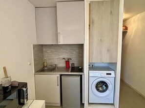 Kjøleskap, mikrobølgeovn og kaffetrakter/tekoker