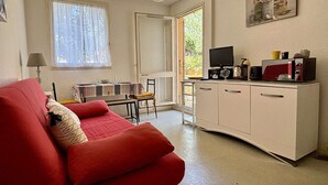 Living area - Cozy Studio for 2 in Argelès-sur-Mer - Close to Beach, Terrace, Private Parking (Argelès-sur-Mer)