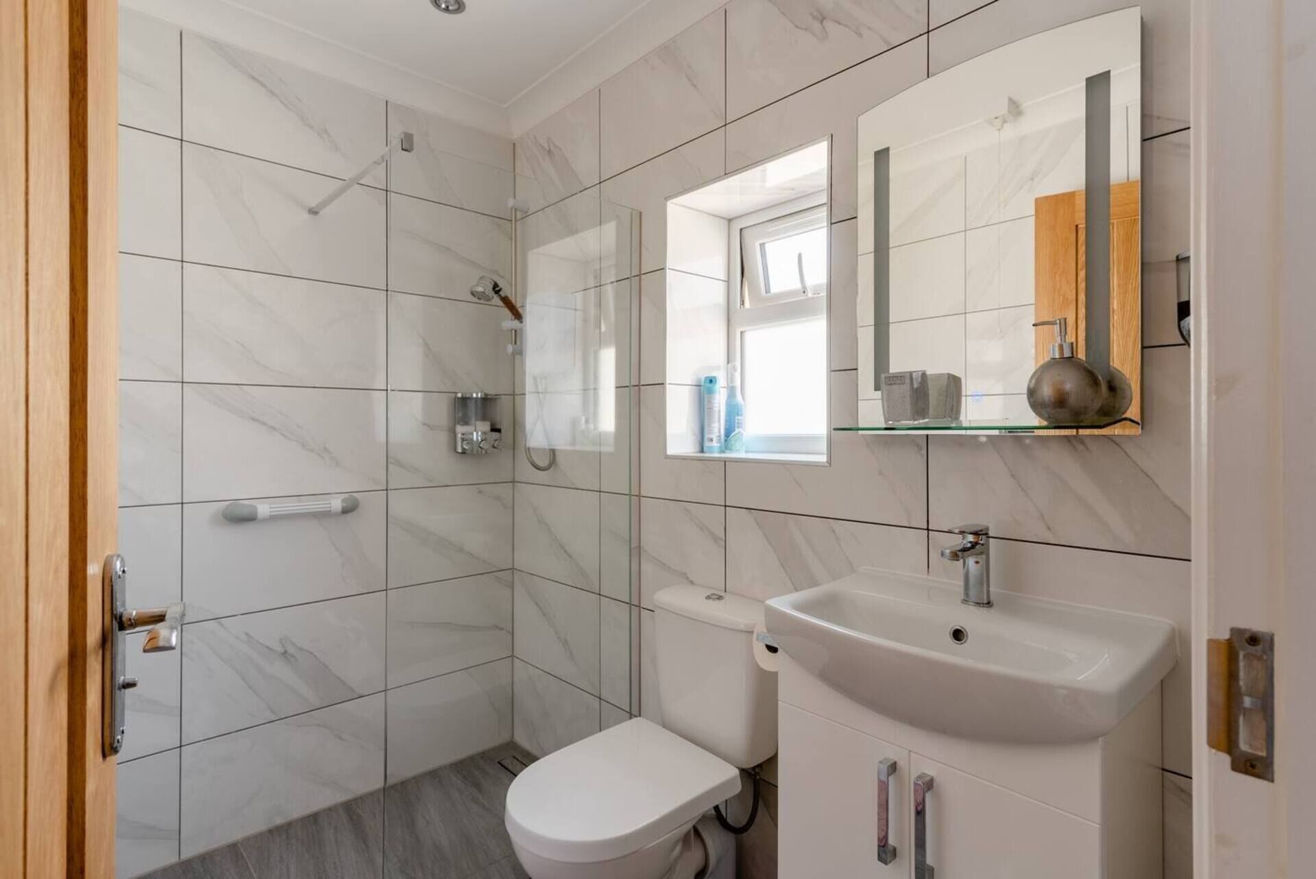 Apartment | Bathroom | Shower, hair dryer, towels