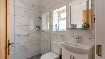 Apartment | Bathroom | Shower, hair dryer, towels