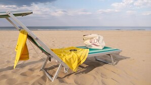 Privéstrand vlakbij, wit zand, strandlakens, een strandbar