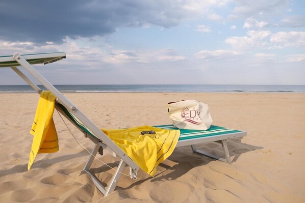 Plage privée à proximité, sable blanc, serviettes de plage, bar de plage