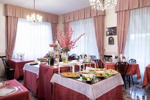 Kontinental frokost hver dag (EUR 6 per person)