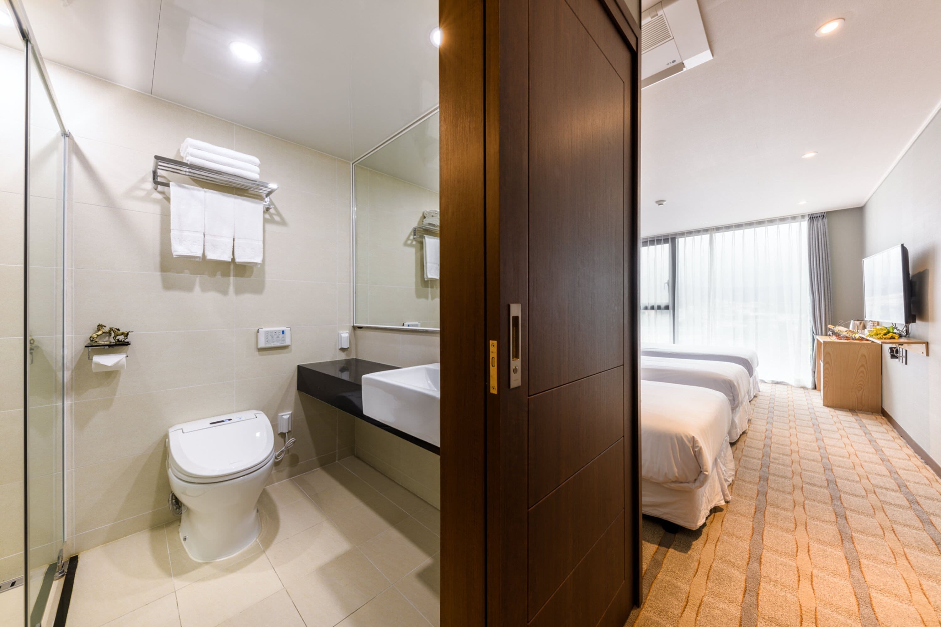 triple room | bathroom | shower, hair dryer, slippers, bidet